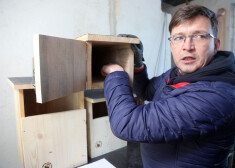 Būvnieks un putnu mīlis Valdis Zariņš māca, kā uzbūvēt piemērotākos putnu būrus