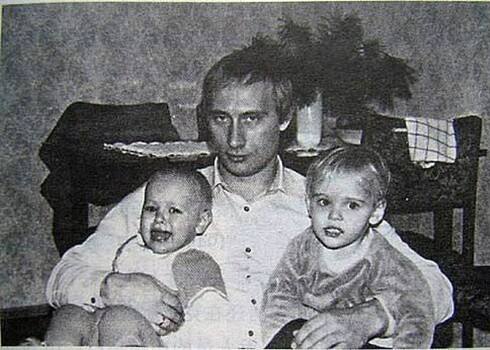 Putina meitu slepenā dzīve - viena septiņas reizes mainījusi uzvārdu, otra vada noslēpumainu inovāciju fondu