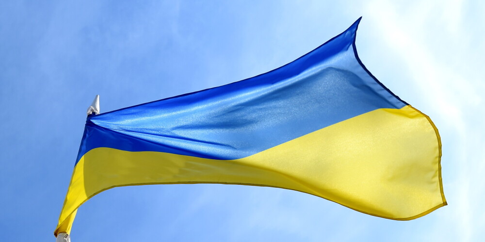 Vīrietim piemērotas 140 sabiedriskā darba stundas par divu Ukrainas karogu zādzību