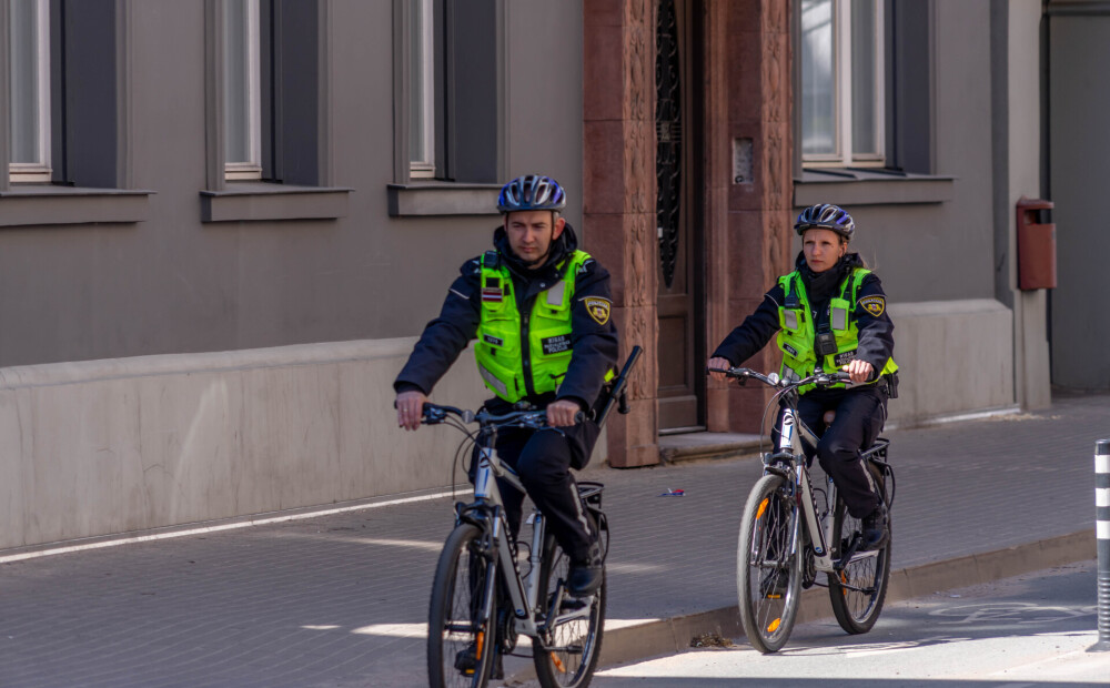 FOTO: Rīgas centrā darbu sāk policijas velopatruļas