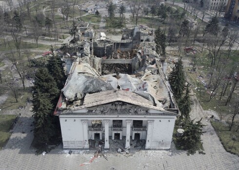 16. martā Krievijas kara lidmašīna nometa bumbu uz Mariupoles Drāmas teātra ēkas, kur bija patvērušies vairāki simti mierīgo iedzīvotāju. Okupantus neatturēja arī milzīgais uzraksts "BĒRNI" teātra ēkas priekšā.