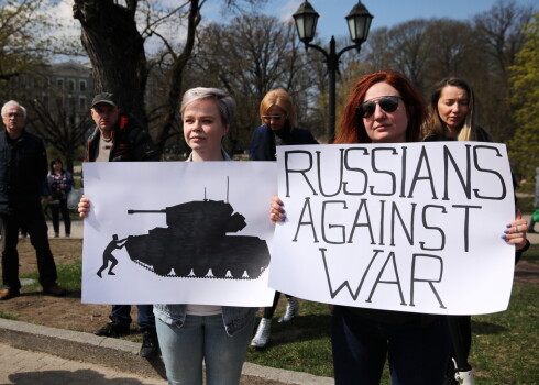 FOTO: krievvalodīgie mītiņā pie Brīvības pieminekļa pieprasa nekavējoties pārtraukt karu Ukrainā