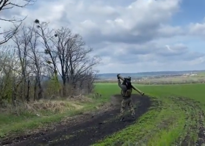 VIDEO: ukraiņu karavīri velta īpašu sveicienu karalienei Elizabetei II dzimšanas dienā