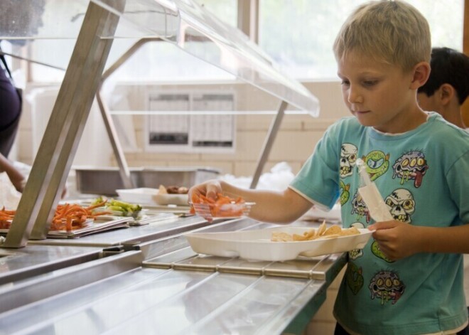 В школах и детсадах Юрмалы родителям не придется доплачивать за питание детей