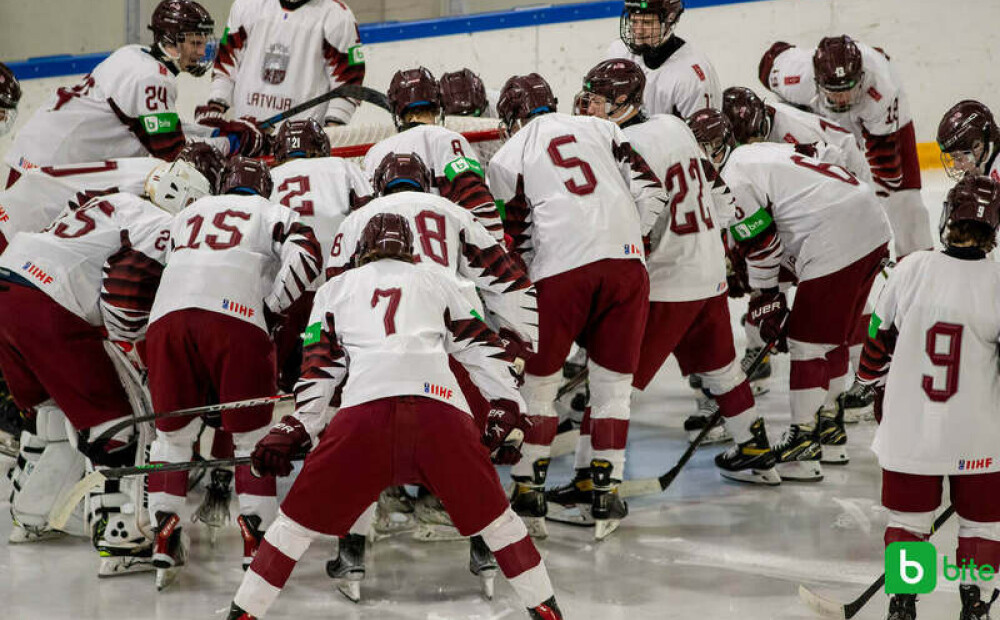 Latvijas U-18 hokeja izlasei pasaules čempionātā sensacionāla uzvara pret vareno Zviedriju