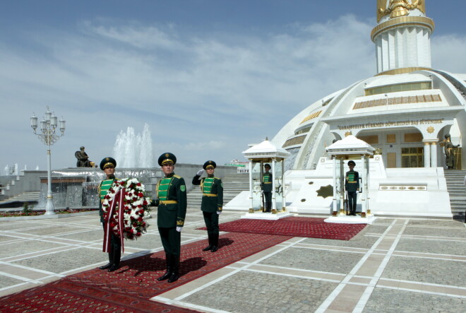 2013. gada maijā Latvijas prezidents Andris Bērziņš viesojās Ašgabatā un nolika vainagu pie Turkmenistānas Neatkarības pieminekļa.