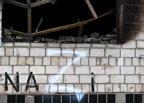 Uz nopostītas blokmājas sienas Borodjankā, Ukrainā, uzrakstīts vārds "nacists" ar lielo Z burtu.