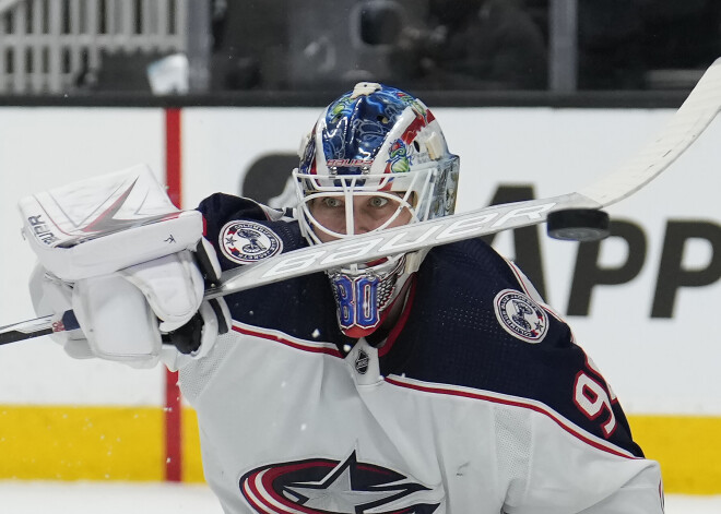 Merzļikinam 33 atvairīti metieni "Blue Jackets" uzvarā pār "Oilers"