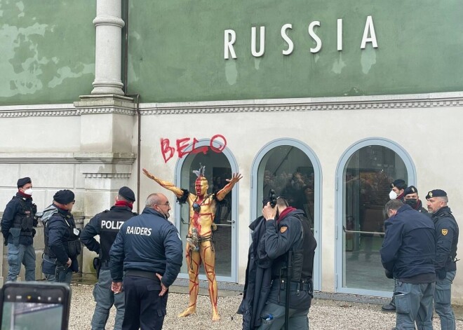 Голый и в перьях. Эпатажная акция белоруса на Венецианской биеннале