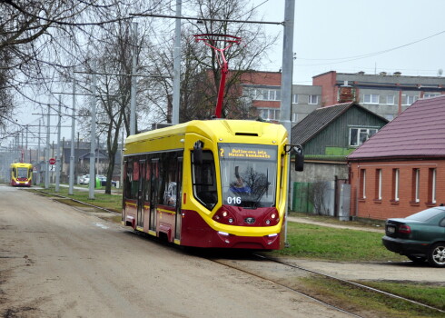 Daugavpils jaunie tramvaji ir ražoti vienā no Krievijas holdinga „Transmašholding” uzņēmumiem – Tveras mašīnbūves rūpnīcā, kas ar ieročiem apgādā pret Ukrainu karojošo Krievijas armiju.