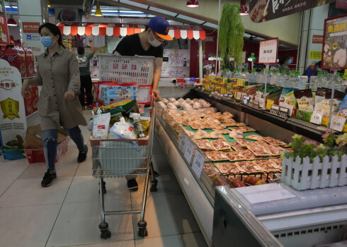 Panikas vēsmas Pekinas veikalos - cilvēki baidās no iespējamā "lokdauna"
