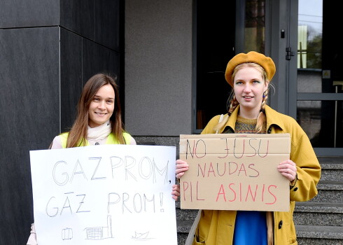 Protestā pie "Latvijas gāzes" prasa ātrāku atteikšanos no Krievijas energoresursiem. FOTO