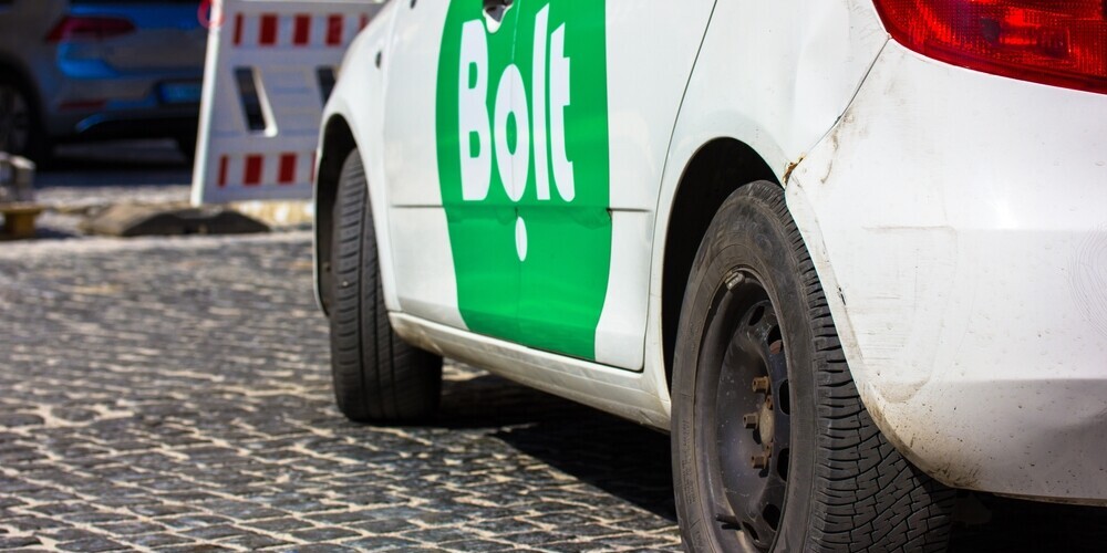 На просьбу выключить гимн России таксист Bolt за волосы вытащил пассажирку из машины
