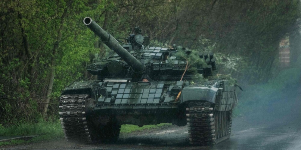 Ukrainas tanks uz ceļa netālu no Limanas, Ukrainas austrumos, 2022. gada 24. aprīlī.