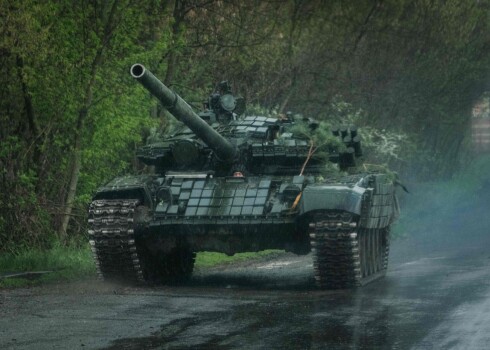 Ukrainas tanks uz ceļa netālu no Limanas, Ukrainas austrumos, 2022. gada 24. aprīlī.