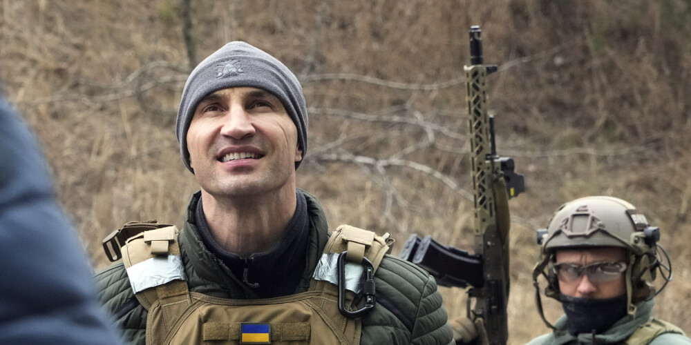 Vladimirs Kļičko tērpies Ukrainas karavīra drēbēs.