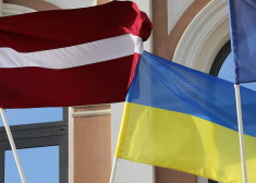 Latvijas un Ukrainas karogi. 