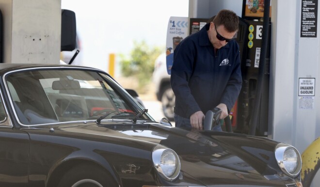 Jūens Makgregors dienu pirms kāzām redzēts uzpildām degvielu savai vintage “Porsche” automašīnai.