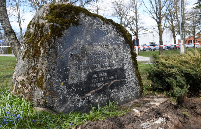 Piemineklī iecirsti vārdi "1944. gada 26. septembrī padomju armija atbrīvoja Madlienu no vācu fašistiskajiem iebrucējiem".