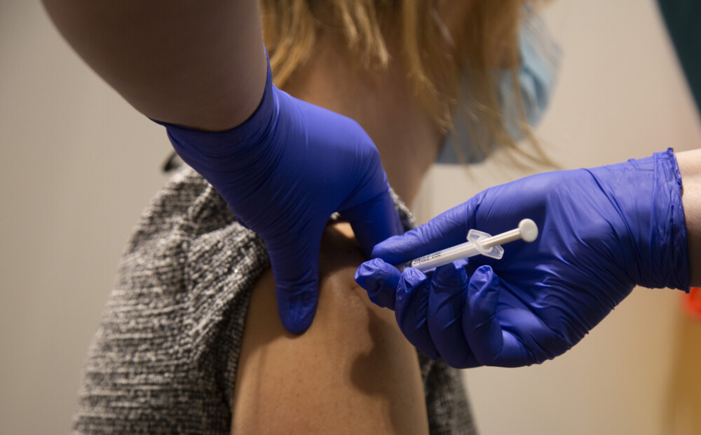 Dānija aptur masu vakcinācijas kampaņu pret Covid-19