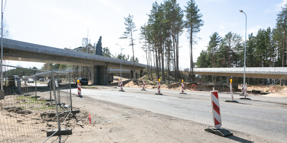 Pagaidām neviens īsti nevar pateikt, kad tad tiks pabeigts Skultes pārvads, kuru vēl pērnvasar solīja nodot šopavasar.