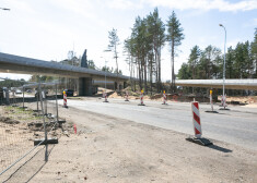 Putrojas ar Sarkandaugavas pārvada pabeigšanas termiņa nosaukšanu. Rīdzinieki paredz milzu sastrēgumus. FOTO