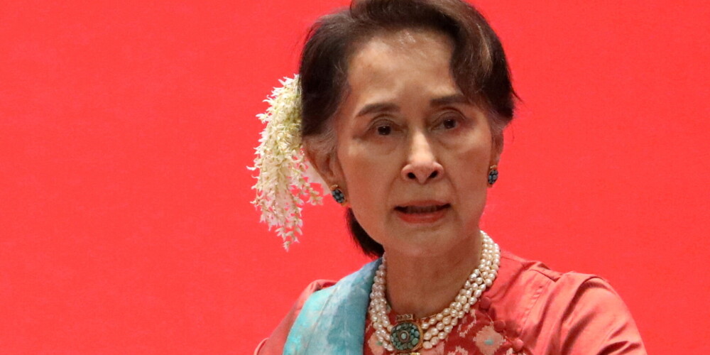 Mjanmas huntas tiesa gāztajai Su Či piespriež vēl piecus gadus cietumā