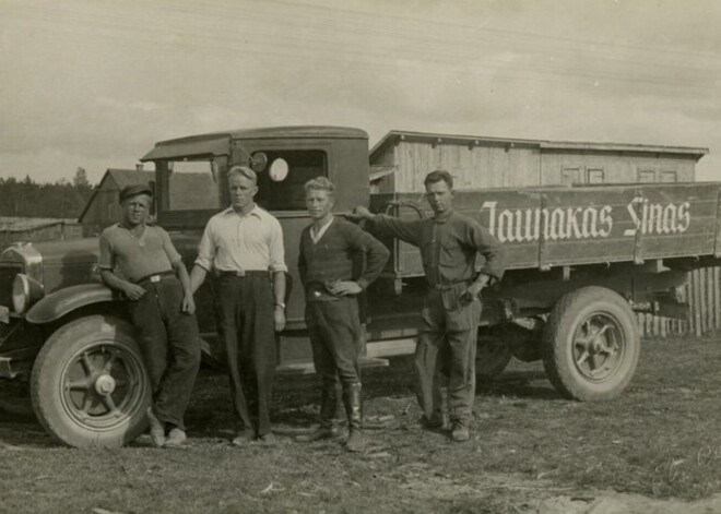 Laikraksta “Jaunākās Ziņas” operatīvais transports 1934. gadā netālu no Kandavas stacijas.