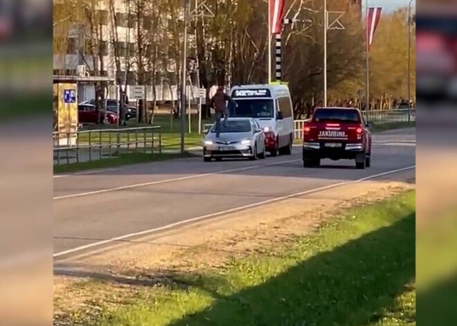 В Валдлаучи парень прыгал по чужим машинам, пока не оказался в полиции