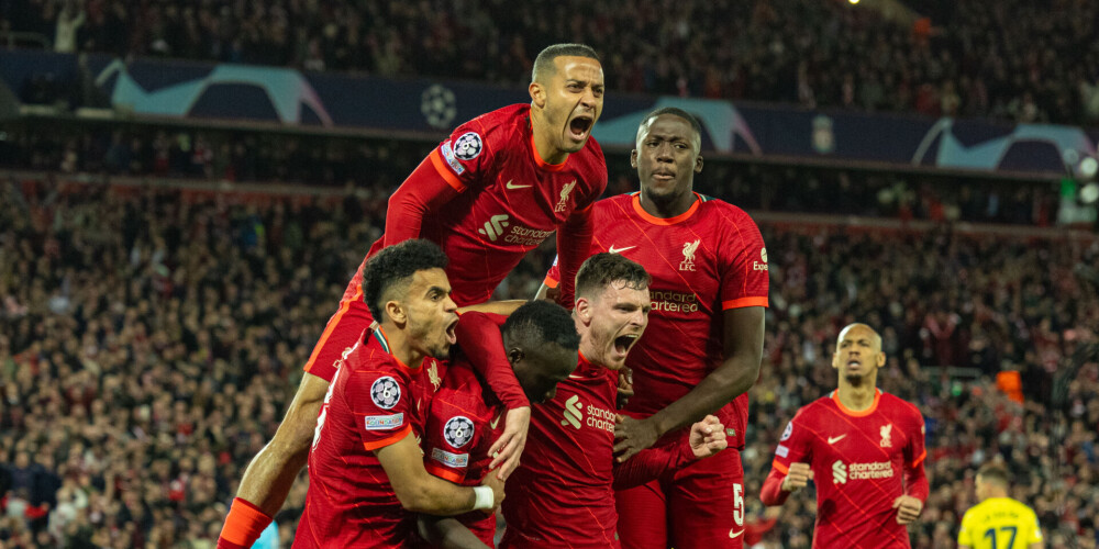 "Liverpool" futbolisti priecājas par Sadio Manē vārtu guvumu.