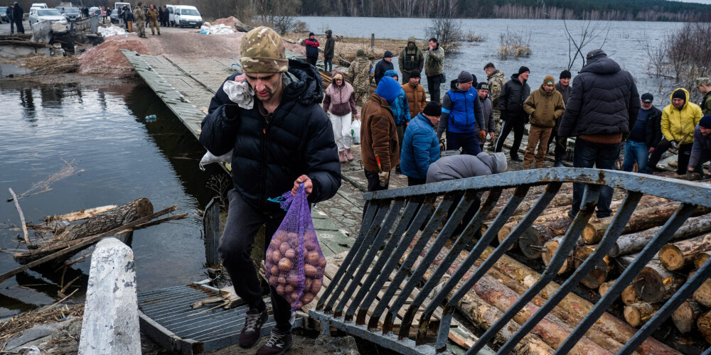 Ukraiņi applūdināja savu ciemu, lai atturētu okupantus, un to it nemaz nenožēlo