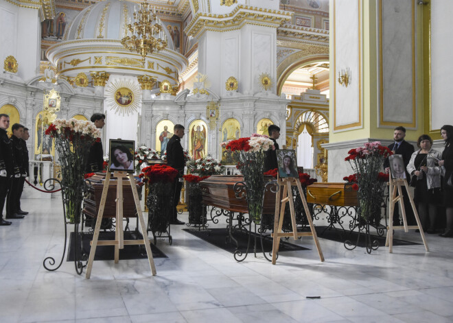 FOTO: trīs paaudžu bēres. Odesā atvadās no okupantu nogalinātās Kiras, viņas mātes un vecmāmiņas