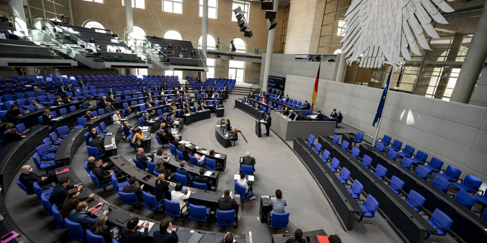 Balsojums parlamenta apakšnamā iezīmē būtisku pavērsienu Vācijas politikā, pēc tam kad valdība vairākas nedēļas bija atturīgi izturējusies pret smagā bruņojuma piegāžu perspektīvu.