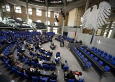 Balsojums parlamenta apakšnamā iezīmē būtisku pavērsienu Vācijas politikā, pēc tam kad valdība vairākas nedēļas bija atturīgi izturējusies pret smagā bruņojuma piegāžu perspektīvu.