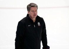 Zināms Latvijas hokeja izlases sastāvs pārbaudes spēlēm Šveicē; nāksies iztikt bez galvenā trenera