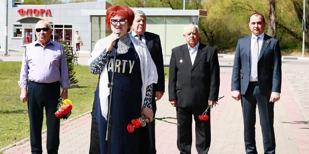 Чиновница в России пришла почтить память чернобыльцев в платье с надписью... Party