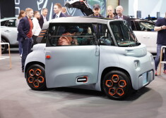 Ar kādu auto brauksim nākotnē? No retro līdz jaunāko modeļu pirmizrādēm izstādē "Auto 2022". FOTO