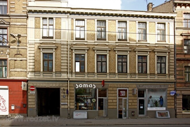 Īres nams Rīgā, Krišjāņa Barona ielā 19, kur pēc izdzīšanas no sava nama 1940. un 1941. gadā dzīvoja Latvijas preses karaliene Emīlija Benjamiņa.