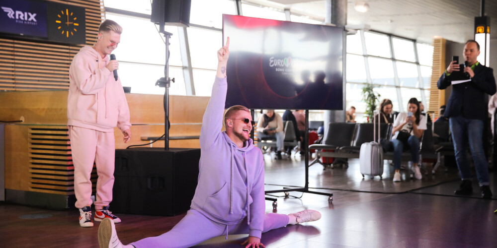 Grupa "Citi zēni" uzstājas Starptautiskajā lidostā "Rīga" pirms došanās uz Eirovīzijas dziesmu konkursu Turīnā.