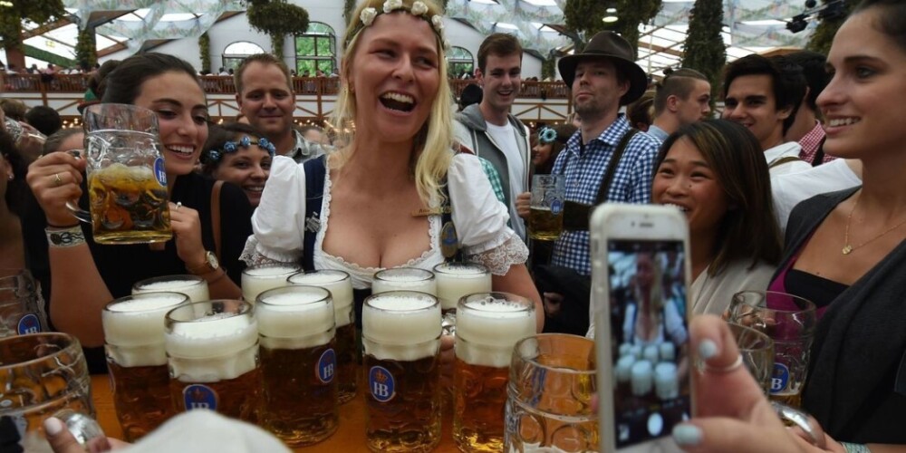Oktoberfest ir 16 dienu ilgs ikgadējs festivāls Minhenē, Bavārijā, Vācijā. Festivāls ilgst no septembra beigām līdz oktobra sākumam. Tas ir viens no populārākajiem svētkiem Vācijā un visapmeklētākais pasākums pasaulē, to ik gadu apmeklē ap 6 miljoni cilvēku. Oktoberfest ir svarīga Bavārijas kultūras dzīves sastāvdaļa. Pilsētās citur pasaulē tiek rīkoti Oktoberfest svinēšanas pasākumi, kas tiek organizēti pēc Minhenē notiekošajiem svētkiem. Pirmoreiz Oktoberfest notika 1810. gadā par godu Bavārijas prinča Ludviga I un kāzām ar Saksijas-Hildburghauzenes Terēzi.