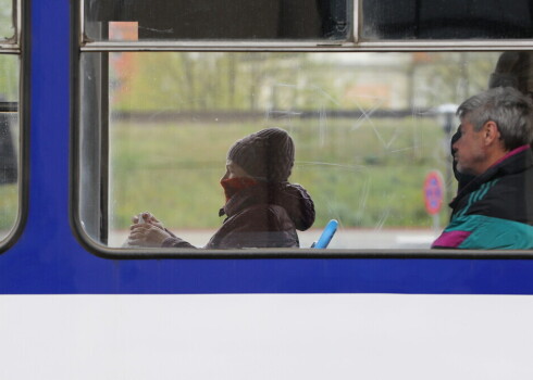 Gandrīz puse iedzīvotāju sabiedriskajā transportā turpinātu nēsāt sejas maskas