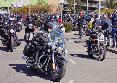 "Miera Maršs" pierūcina Rīgu - ap 3000 motociklistu svin sezonas atklāšanu