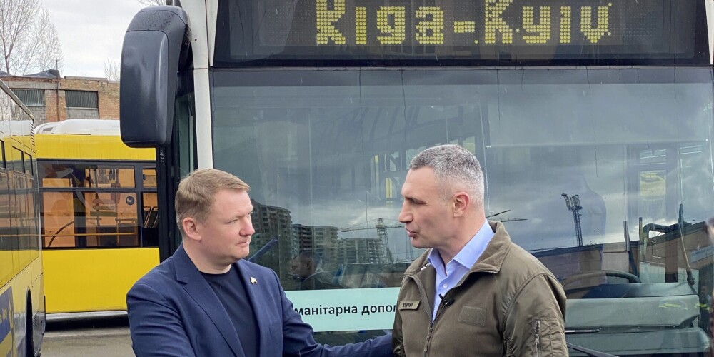 FOTO: ar ziedojumiem piepildītie Rīgas autobusi nodoti Kijivas mēram