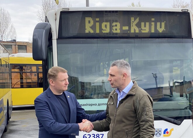 FOTO: ar ziedojumiem piepildītie Rīgas autobusi nodoti Kijivas mēram