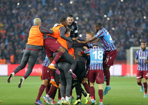 "Trabzonspor" futbolisti līksmo par panākumu.