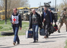 No "Azovstaļ" teritorijas evakuēti vēl vairāk nekā 50 civiliedzīvotāji