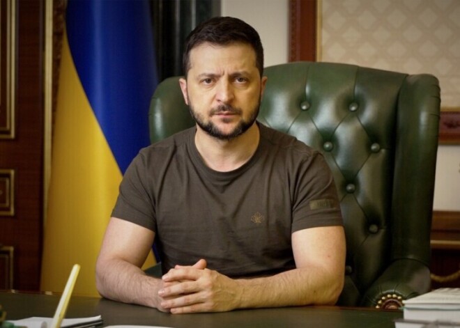 Zelenskis apstiprina, ka sākusies civiliedzīvotāju evakuācija no "Azovstaļ"