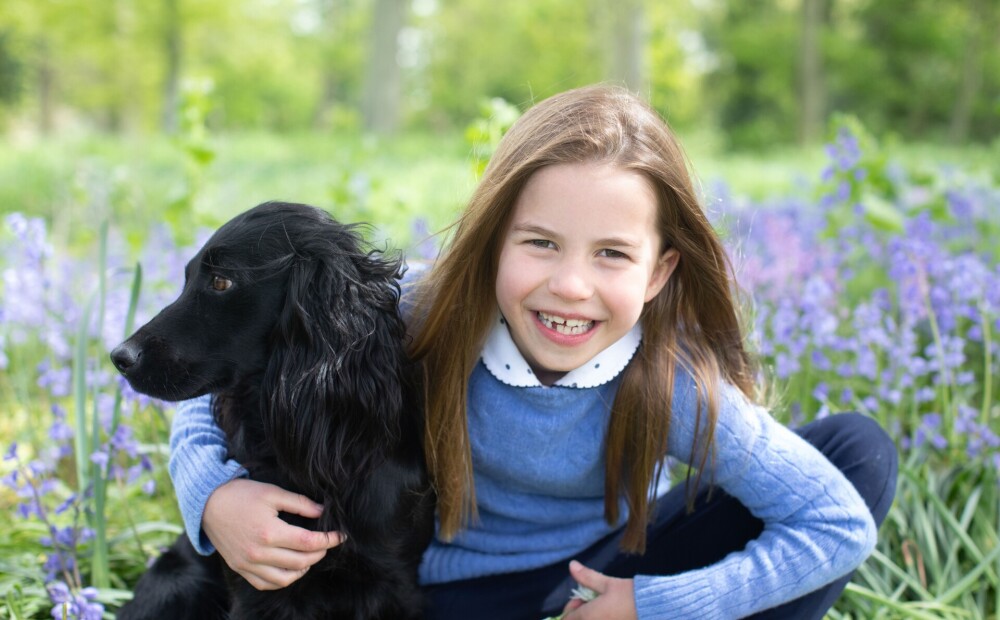 Princesei Šarlotei pievienojas ģimenes suns Orla burvīgajās 7. dzimšanas dienas fotogrāfijās
