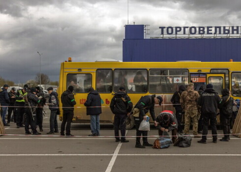 "За несколько недель до войны мои мысли были в основном заняты предстоящей свадьбой. А потом была ночь на 24 февраля, когда я проснулась от взрывов. Вот так просто", - рассказывает Ольга.