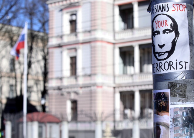 "Bildē ar dēlu ēdam kartupeļus" - vīrietis ierauga savu foto pazemojošā Krievijas vēstniecības ierakstā